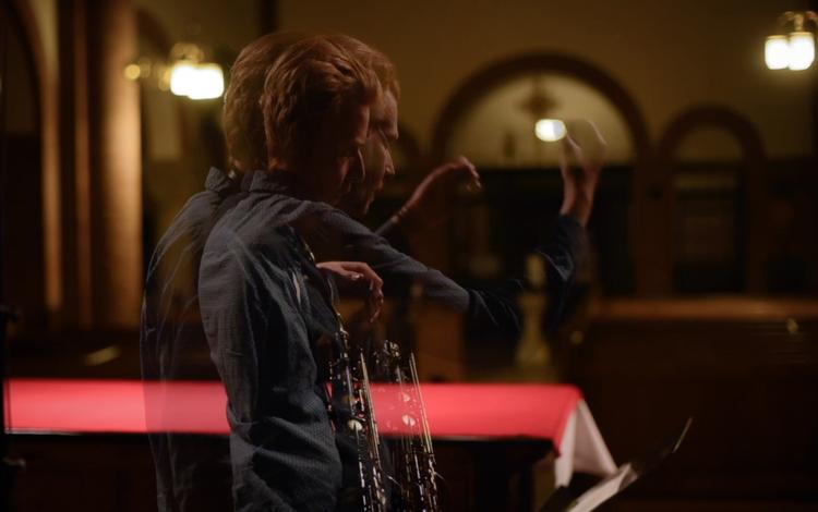 Calum Builder bevæger sig konstant mellem det velkendte og det fremmede, det skønne og det uskønne. 