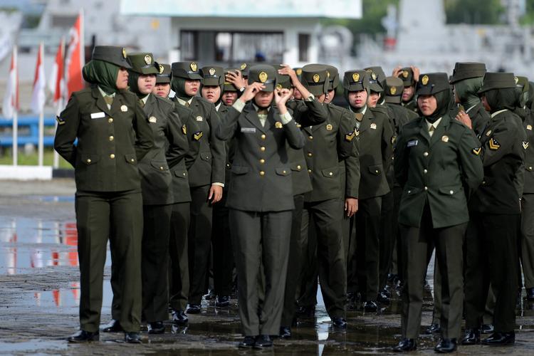 Indonesisk militær vil stoppe med at 'jomfruteste' kvindelige soldater. En praksis, som WHO kalder pinefuld, ydmygende og traumatiserende. Foto: Chaideer Mahyuddin/Ritzau Scanpix