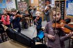 I Frederikssund Kommune er hele 32 procent af underviserne ikke uddannede lærere. I Silkeborg er andelen 5 procent, viser en ny analyse.
Her er det musikundervisning på Hvinningdalsskolen i Silkeborg. Foto: Casper Dalhoff