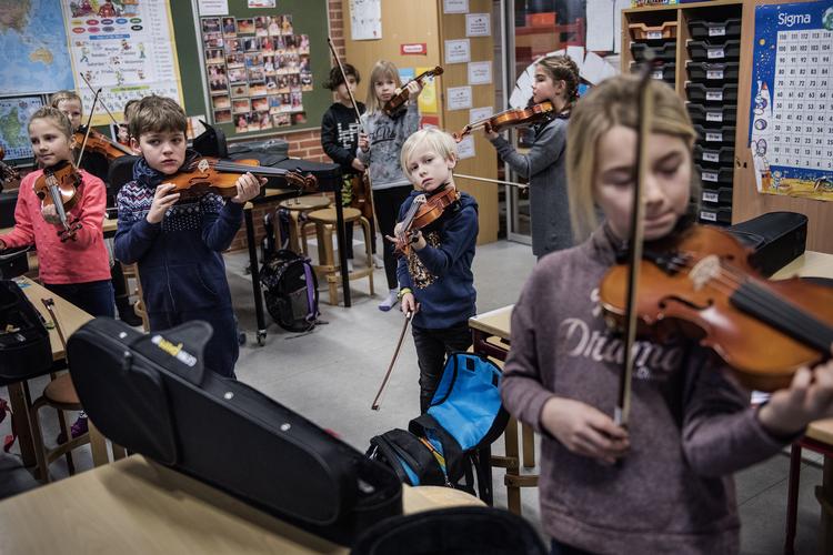 I Frederikssund Kommune er hele 32 procent af underviserne ikke uddannede lærere. I Silkeborg er andelen 5 procent, viser en ny analyse.
Her er det musikundervisning på Hvinningdalsskolen i Silkeborg. Foto: Casper Dalhoff