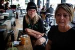 Emilie Kallehauge og hendes mor Jeanette Kallehauge er uenige om, hvorvidt hun skal vaccineres mod covid-19 eller ej.  Foto: Martin Lehmann