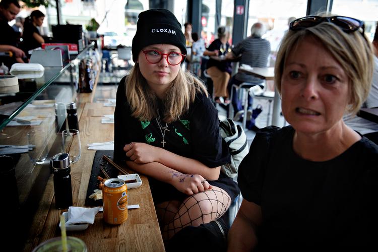 Emilie Kallehauge og hendes mor Jeanette Kallehauge er uenige om, hvorvidt hun skal vaccineres mod covid-19 eller ej.  Foto: Martin Lehmann