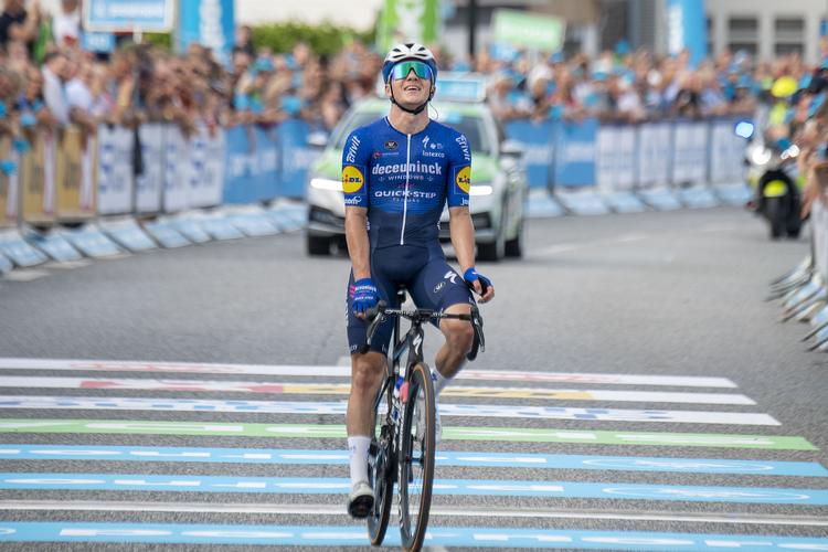 Remco Evenpoel kører jublende over målstregen efter sin storslåede opvisning i Vejle.
 Foto: Thomas Sjørup/Ritzau Scanpix