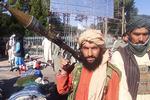 Talebankriger med pansernæve i Herat, en af de storbyer, terrorbevægelsen har erobret. Landets regering vil bevæbne borgerne for at modstå Taleban og håber, at især de yngre afghanere vil kæmpe for at undgå at komme under bevægelsens styre. Foto: -/Ritzau Scanpix