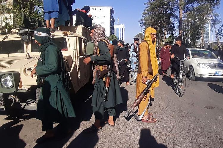 I Afghanistans tredjestørste by Herat har Taleban nu overtaget magten. Den danske nødhjælpsorganisation Dacaar måtte trække medarbejdere ud, da Taleban angreb byen.  Foto: -/Ritzau Scanpix