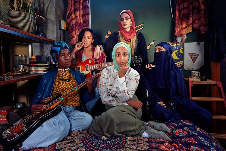 Fem meget forskellige muslimske piger mødes i et punkband i ny, britisk komedieserie.  Foto: DR