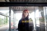 Sophia Hoven Kristensen bor i stationsbyen Vrå i Nordjylland, hvor hun arbejder i den lokale Netto når hun ikke går på hf på Brønderslev Gymnasium. Hun forstår  ikke de unge der dropper fritidsjob.  Foto: © Angelina Owino/© Fotograf Angelina Owino