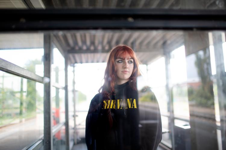 Sophia Hoven Kristensen bor i stationsbyen Vrå i Nordjylland, hvor hun arbejder i den lokale Netto når hun ikke går på hf på Brønderslev Gymnasium. Hun forstår  ikke de unge der dropper fritidsjob.  Foto: © Angelina Owino/© Fotograf Angelina Owino