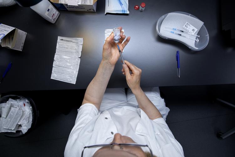Mange danskere er blevet vaccineret og det er medvirkende til, at delta-varianten ikke har ført til voldsomme stigninger i antallet af indlagte og alvorligt syge. Foto: Finn Frandsen/POLFOTO
