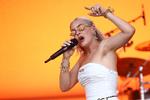 Popstjernen Anne-Marie er en af de kunstnere, der har skrevet under på et åbent brev fra UN Women UK. I brevet kræves det, at det bliver mere sikkert for kvinder at gå til koncert. Foto: Joel C Ryan/Ritzau Scanpix