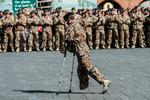 En såret soldat fa Afghanistan Hold 13 modtager forsvarets medalje for såret i tjeneste i 2012. Afghanistan krævede flere ofre end under angrebet på Danmark i 1940, men trods ofrene vil krigen blive en parentes i danmarkshistorien, siger historikere.
 Foto: Jesper Mortensen/POLFOTO