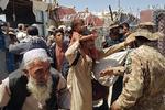 Pakistanske soldater tjekker afghanere strandet på grænsen mellem Afghanistan og Pakistan. Nabolandene ønsker ikke afghanske flygtninge Foto: -/Ritzau Scanpix