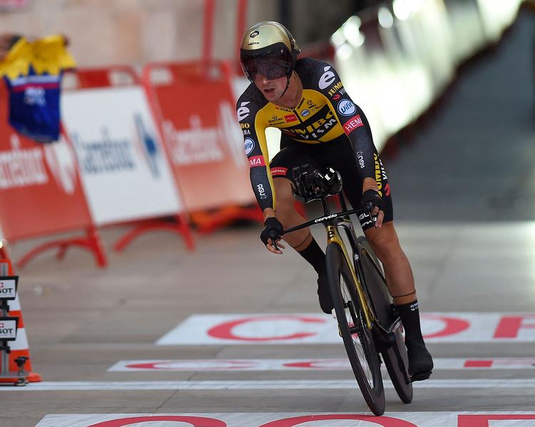 Sloveneren Primoz Roglic krydser målstregen som vinder af den indledende enkeltstart i Vuelta a España.
 Foto: Ander Gillenea/Ritzau Scanpix