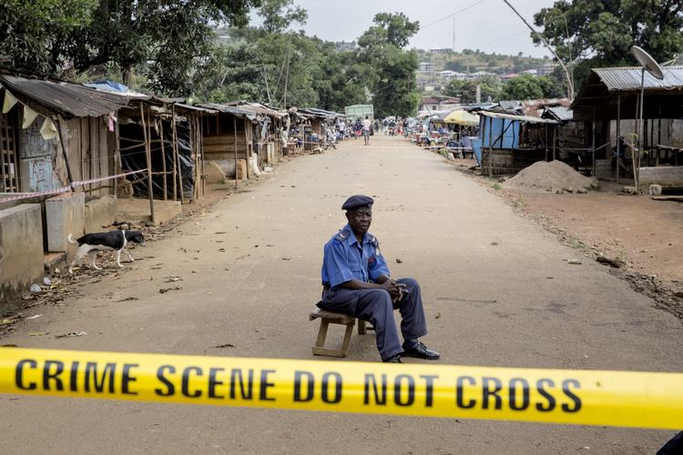 For første gang i 25 år er der konstateret et tilfælde af ebolavirus i Elfenbenskysten. Dette billede stammer fra Grafton i Sierra Leone, hvor 47 hjem i 2014 blev sat i karantæne efter et ebolaudbrud i landsbyen. Foto: Mads Nissen/POLFOTO