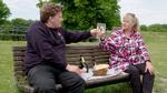 Heino Hansen og Christine Feldthaus skåler i vinøse bobler efter et besøg i Gentofte. Fint skal det være. Foto: Andreas Berg/DR 