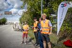 Omkring 200 mennesker var søndag mødt op foran Nemlig.coms lager i Brøndby for at protestere mod arbejdsforholdene hos onlinesupermarkedet. En del af de udsendte fra 3F stoppede varevogne på vej ind til Nemlig.coms lager med tilbud om koldt vand og flyers. Foto: Miriam Dalsgaard/POLFOTO