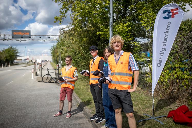 Omkring 200 mennesker var søndag mødt op foran Nemlig.coms lager i Brøndby for at protestere mod arbejdsforholdene hos onlinesupermarkedet. En del af de udsendte fra 3F stoppede varevogne på vej ind til Nemlig.coms lager med tilbud om koldt vand og flyers. Foto: Miriam Dalsgaard/POLFOTO