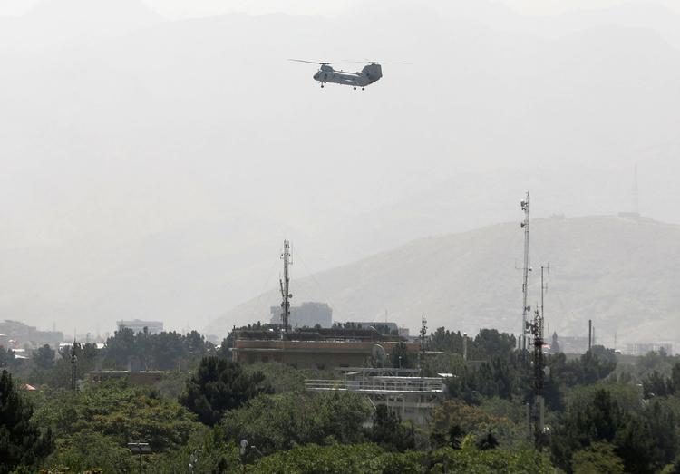 Amerikansk militær transporthelikopter flyver over Kabul 15. august 2021. Foto: Stringer/Ritzau Scanpix