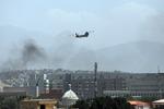 Amerikansk Chinook-helikopter over Afghanistans hovedstad, Kabul.   Foto: Rahmat Gul/Ritzau Scanpix