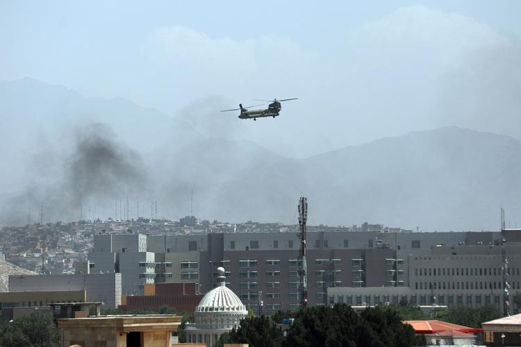 Amerikansk Chinook-helikopter over Afghanistans hovedstad, Kabul.   Foto: Rahmat Gul/Ritzau Scanpix