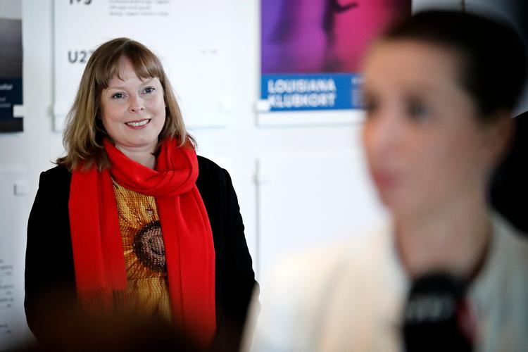 Statsminister Mette Frederiksen (S) (hvid jakke) og kulturminister og kirkeminister Joy Mogensen (S) (rødt tørklæde) besøger kunstmuseet Louisiana, der genåbner efter corona-nedlukningen. Netop håndteringen af corona-krisen fik Joy Mogensen meget kritik for. Foto: Jens Dresling/POLFOTO