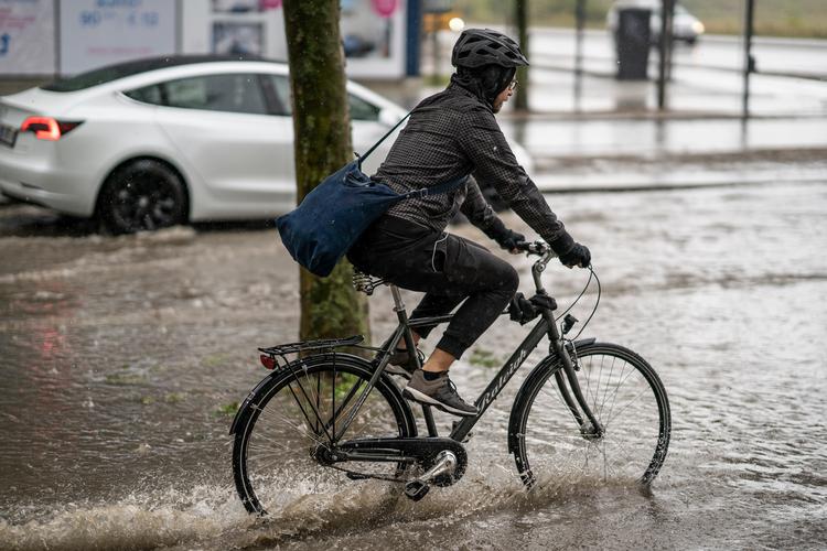 Mandag ser det især ud til, at den centrale del af Jylland fra Aarhus til Ringkøbing bliver drivvåd, men der forventes byger i hele landet. Foto: Anthon Unger