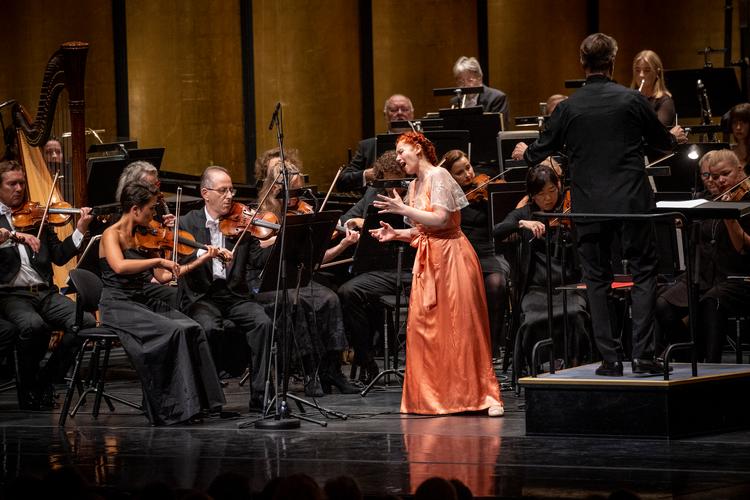 Patricia Petibon brugte i dén grad kroppen i sin performance, da hun åbnede Tivolis festival på Tivolis fødselsdag. Foto: Miriam Dalsgaard/POLFOTO