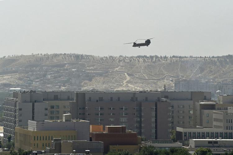 En militærhelikopter evakuerer personalet på den amerikanske ambassade i Kabul, kort tid inden Taleban indtog byen søndag (Wakil KOHSAR / AFP)   Foto: Wakil Kohsar/Ritzau Scanpix