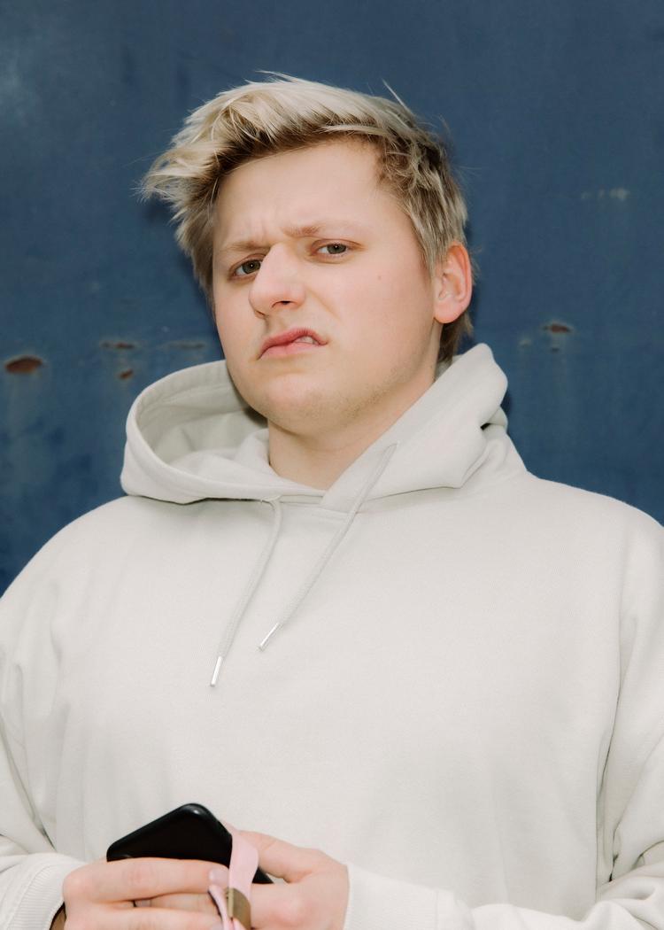 Sebastian Hotz er en tysk forfatter, podcaster og satiriker, men selv foretrækker han betegnelsen internetklovn Foto: Diana Pfammatter