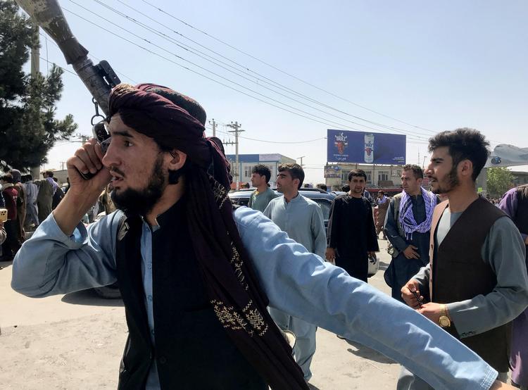 Et medlem af Taliban foran lufthavnen i Kabul.  Foto: Stringer/Ritzau Scanpix