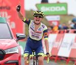 En jublende glad Rein Taaramäe passerer målstregen som vinder af 3. etape i Vuelta a España. Foto: Ander Gillenea/Ritzau Scanpix