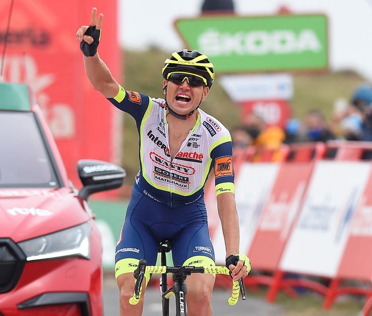 En jublende glad Rein Taaramäe passerer målstregen som vinder af 3. etape i Vuelta a España. Foto: Ander Gillenea/Ritzau Scanpix