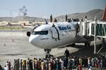 Afghanere forsøger desperat at slippe ud af landet fra lufthavnen i Kabul. Foto: Wakil Kohsar/Ritzau Scanpix