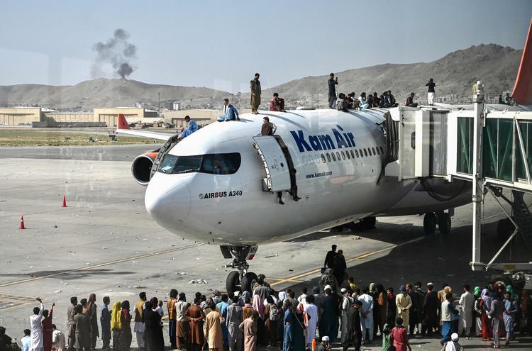 Afghanere forsøger desperat at slippe ud af landet fra lufthavnen i Kabul. Foto: Wakil Kohsar/Ritzau Scanpix