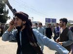   Et medlem af telebanernes styrke udenfor lufthavnen i Kabul mandag. Talebanerne har i flere år kontrolleret dele af landet, men nu står de i spidsen for en islamisk stat.   Foto Stringer