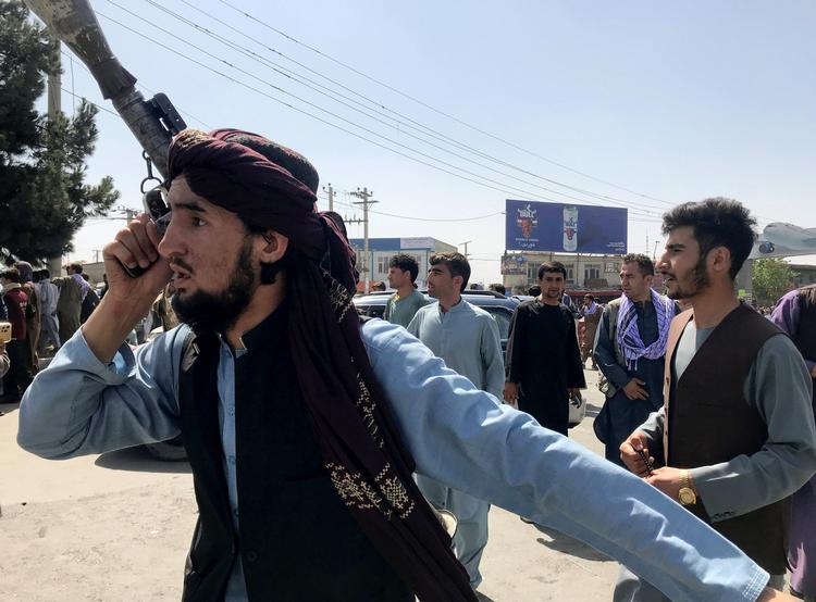    Et medlem af telebanernes styrke udenfor lufthavnen i Kabul mandag. Talebanerne har i flere år kontrolleret dele af landet, men nu står de i spidsen for en islamisk stat.   Foto Stringer