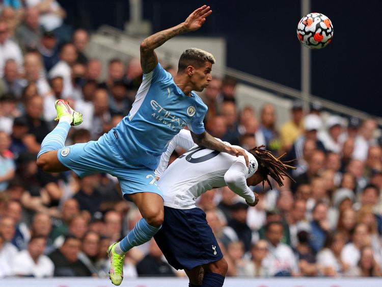 Den engelske Premier League er et yndet udflugtsmål for danske rejsende til Storbritannien. Og nu er det faktisk muligt at rejse dertil, efter at Storbritannien i weekenden gik fra rød til orange i Udenrigsministeriets rejsevejledning. Foto: Adrian Dennis/Ritzau Scanpix