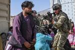 En amerikansk soldat fotograferet mandag, hvor han prøvede at holde styr på folkemængden i Kabul lufthavn.  Foto: Wakil Kohsar/Ritzau Scanpix