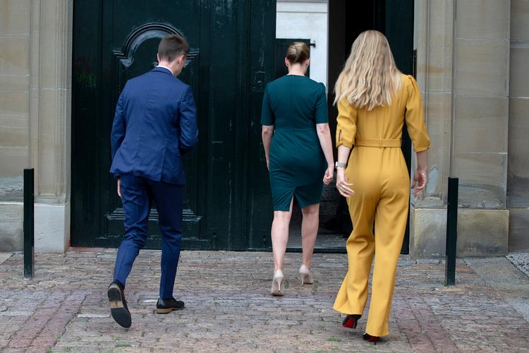 Mette Frederiksen forlader Amalienborg Slotsplads, efter at have præsenteret sine nye ministre, Jesper Petersen og Ane Halsboe-Jørgensen.  Foto: Finn Frandsen/POLFOTO