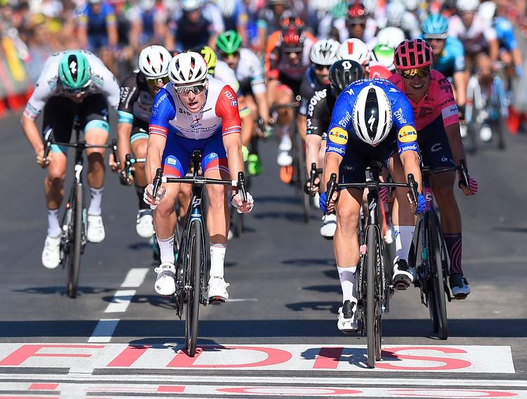 Magnus Cort (t.h.) må affinde sig med tredjepladsen efter Fabio Jakobsen og Arnaud Démare.
 Foto: Ander Gillenea/Ritzau Scanpix