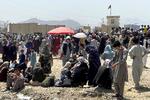 En stor menneskemængde fotograferet uden for Kabuls lufthavn tidligere i dag.  Foto: Stringer/Ritzau Scanpix