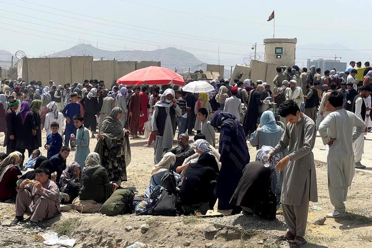 En stor menneskemængde fotograferet uden for Kabuls lufthavn tidligere i dag.  Foto: Stringer/Ritzau Scanpix