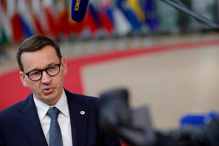 Polens premierminister, Mateusz Morawiecki, meddelte tirsdag, at regeringen nu vil rette ind over for det, som den af EU-Domstolen er blevet pålagt, nemlig at sløjfe det kritiserede disciplinærpanel. Foto: Pool/Reuters/Ritzau Scanpix (arkiv)
