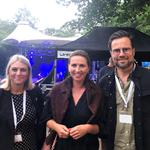 Dokumentation fra statsminister Mette Frederiksens facebookkonto fredag, hvor hun var med forsvarsminister Trine Bramsen til koncert: »Skøn aften her i Odense. Med god musik. Og festlig stemning. Patina og Folkeklubben spiller for ...«  Foto: Privat