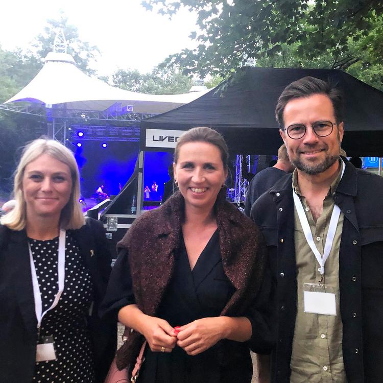 Dokumentation fra statsminister Mette Frederiksens facebookkonto fredag, hvor hun var med forsvarsminister Trine Bramsen til koncert: »Skøn aften her i Odense. Med god musik. Og festlig stemning. Patina og Folkeklubben spiller for ...«  Foto: Privat