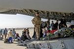 Britiske statsborgere går om bord på et militærfly i Kabuls lufthavn. Men britiske soldater risikerer at skulle trække sig fra Afghanistan, inden evakuering af briter landet er færdig. Foto: Uk Mod Crown copyright 2021/Ritzau Scanpix