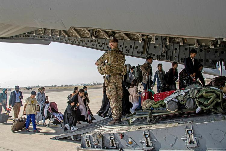 Britiske statsborgere går om bord på et militærfly i Kabuls lufthavn. Men britiske soldater risikerer at skulle trække sig fra Afghanistan, inden evakuering af briter landet er færdig. Foto: Uk Mod Crown copyright 2021/Ritzau Scanpix