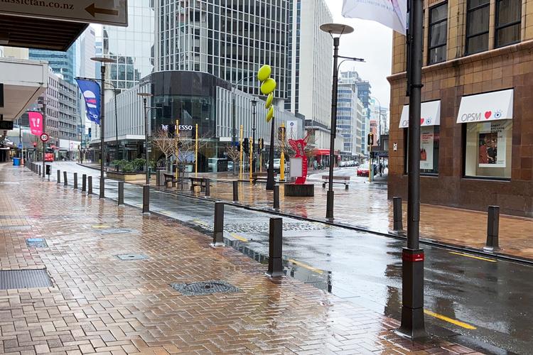 Wellington ligger øde hen. Newzealænderne er onsdag vendt tilbage til et liv med nedlukninger, dagen efter at landet registrerede det første smittetilfælde i mere end seks måneder. Foto: Praveen Menon/Ritzau Scanpix
