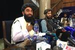 Talebans talsmand Zabihullah Mujahid (tv) under tirsdagens pressekonference i Kabul. Foto: Hoshang Hashimi/Ritzau Scanpix