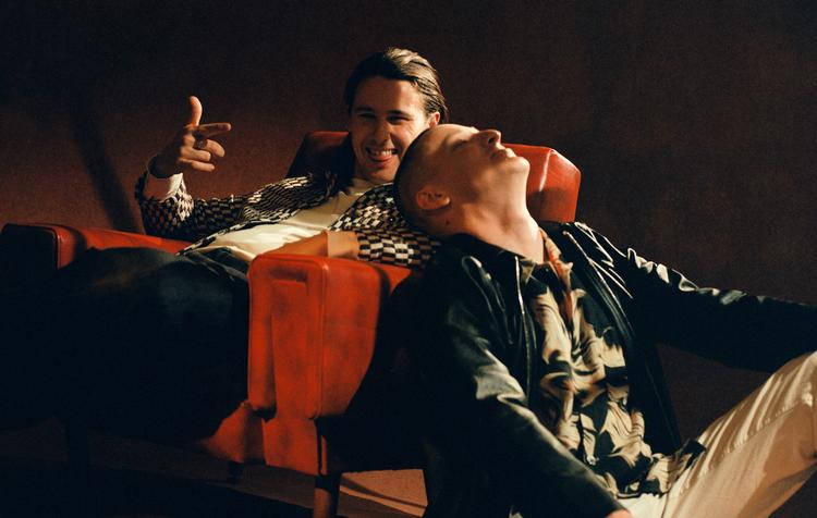 Den populære britiske duo består af  de to producere Josh Lloyd-Watson og Tom McFarland, der blander elektronisk musik med nostalgisk soul og positive budskaber. Foto: Filmawai